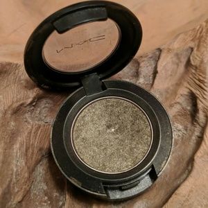 MAC Sumptuous Olive Veluxe Pearl Eye Shadow